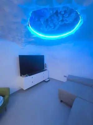 Una televisión o centro de entretenimiento en Tufia Cave Beach Home Preciosa casa cueva en frente del oceano