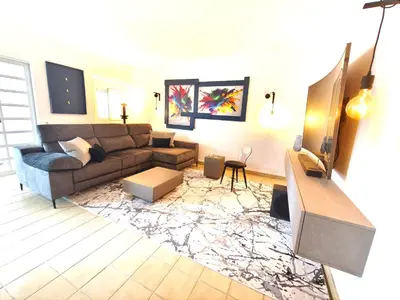 Zona de estar de PAMRO moderner Bungalow - 4 Schlafzimmer - 2 Bäder - Whirpool - Ferienanlage mit Pool - Familienfreundlich