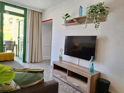 Una televisión o centro de entretenimiento en Las Olas Palmeras