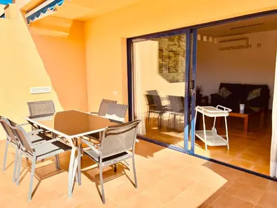 Zona de estar de Oasis Meloneras cerca del mar