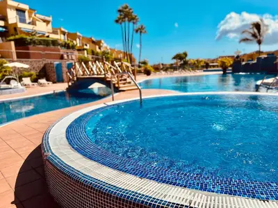 Piscina en o cerca de Oasis Meloneras cerca del mar