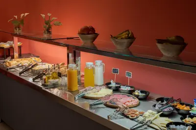 Comida en o cerca de este hotel