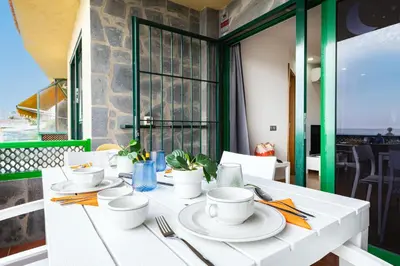 Un restaurante o sitio para comer en Aquarius 18 by VillaGranCanaria