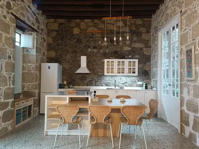 Una cocina o zona de cocina en Casa Bailarina, romantický kamenný dům s úžasným výhledem na oceán
