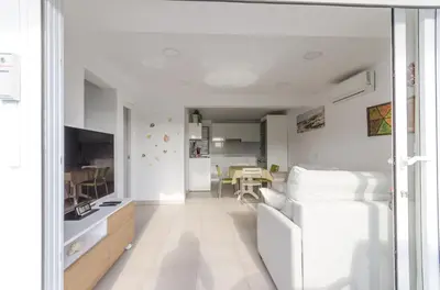 Una televisión o centro de entretenimiento en Terraced 2 bedroom beach rental
