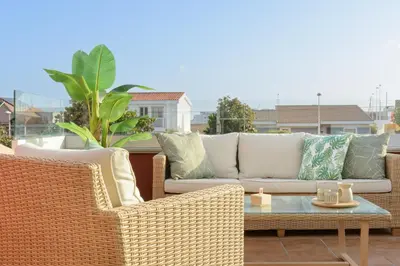 Zona de estar de Chalé con terraza en la costa