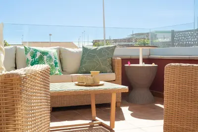 Zona de estar de Chalé con terraza en la costa
