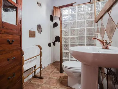 Un baño de Las Calas A by Villas Rivero