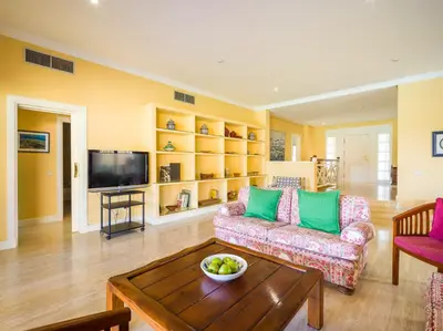 Una televisión o centro de entretenimiento en Golf Views Home By CanariasGetaway