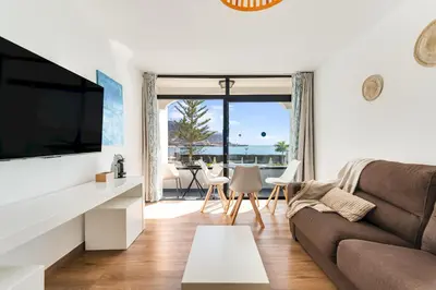 Una televisión o centro de entretenimiento en Home2Book Cosy Studio Pool Sea Views Mogán
