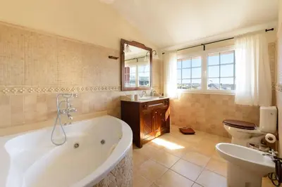 Un baño de Villa con Piscina en la Playa
