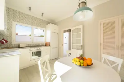 Una cocina o zona de cocina en Villa con Piscina en la Playa