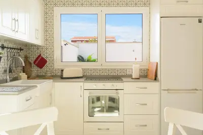 Una cocina o zona de cocina en Villa con Piscina en la Playa