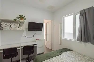 Una televisión o centro de entretenimiento en Coliving Mol-Terrace, En-Suite Bathroom, Fridge & TV