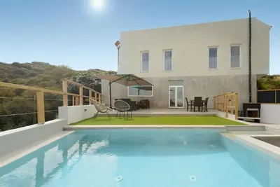 Plano de Villa con piscina y vista al mar