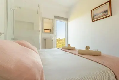 Plano de Villa con piscina y vista al mar