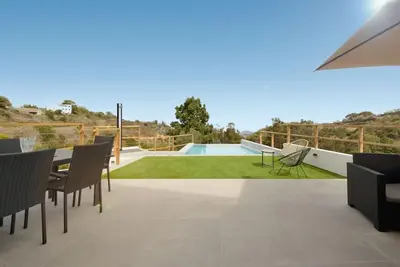 Plano de Villa con piscina y vista al mar