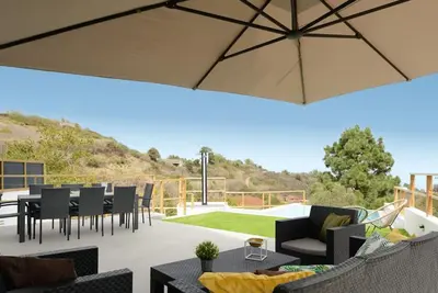 Plano de Villa con piscina y vista al mar
