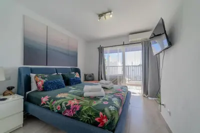 Una televisión o centro de entretenimiento en Bungalow jacuzzi PDI terraza