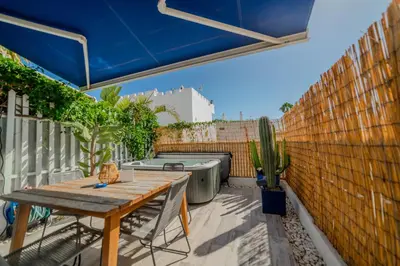 Un balcón o terraza de Bungalow jacuzzi PDI terraza
