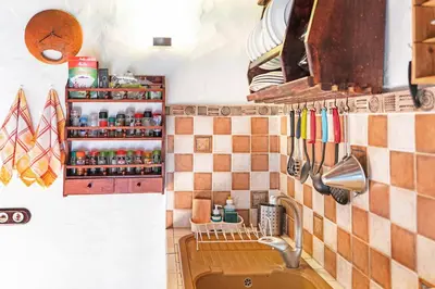 Una cocina o zona de cocina en La Escuela de la Sorrueda by Villas Rivero
