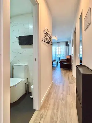 Una televisión o centro de entretenimiento en Cosy Pool View Apartment Tinache