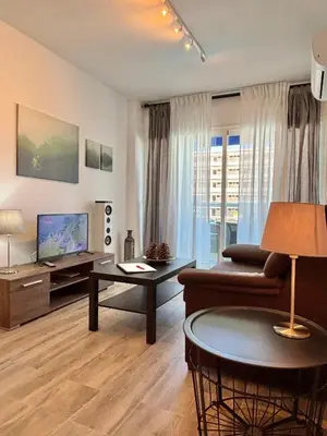 Una televisión o centro de entretenimiento en Cosy Pool View Apartment Tinache