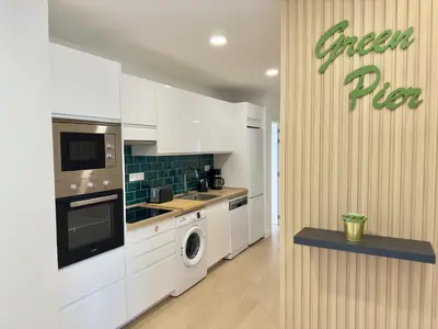 Una cocina o zona de cocina en Green Pier Home Holidays