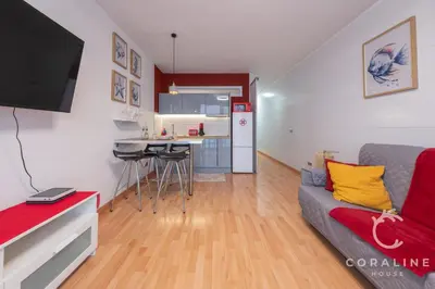 Una televisión o centro de entretenimiento en Coraline House Las Canteras