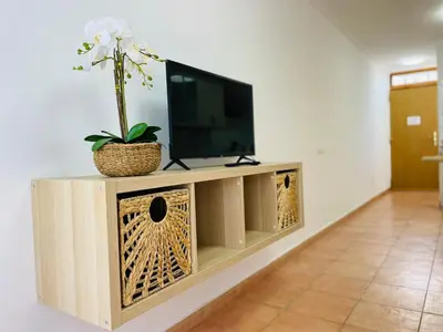 Una televisión o centro de entretenimiento en Las Brisas 51 by SunHousesCanarias