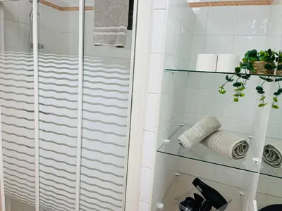 Un baño de Las Brisas 51 by SunHousesCanarias