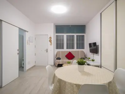 Una televisión o centro de entretenimiento en Canteras Canary Beach