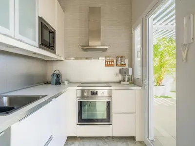 Una cocina o zona de cocina en Porto Mare 42 with heated pool on the Front Line by CanaryScape