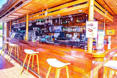 El salón o zona de bar de Bungalows Los Almendros - Exclusive Vacation Club