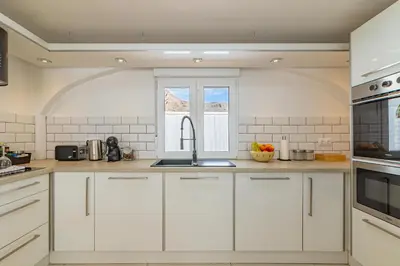 Una cocina o zona de cocina en HORIZON VACATION HOME - Casa Feliz