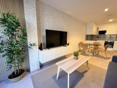 Una televisión o centro de entretenimiento en Las Canteras Deluxe