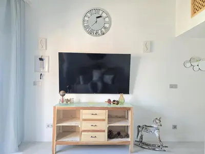 Una televisión o centro de entretenimiento en Ocean Sunrise