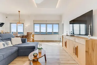 Una televisión o centro de entretenimiento en Home2Book Coastal Retreat with Sea Views, Arinaga