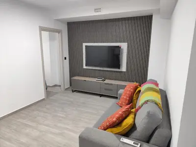 Una televisión o centro de entretenimiento en Piso cerca de la playa