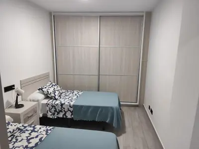 Cama o camas de una habitación en Piso cerca de la playa