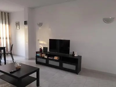 Una televisión o centro de entretenimiento en Suite Yumbo