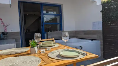 Plano de Cosy Bungalow with Terrace & Jacuzzi