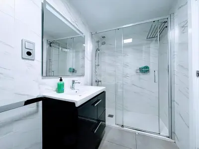 Un baño de Las Canteras Deluxe