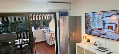 Una televisión o centro de entretenimiento en lujoso apartamento con vistas a la playa en el Sur de Gran Canaria