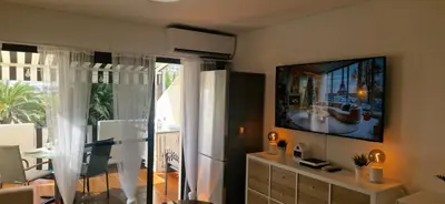 Una televisión o centro de entretenimiento en lujoso apartamento con vistas a la playa en el Sur de Gran Canaria