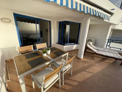 Un balcón o terraza de Sunny Seaview Modern apt - pool and beach access