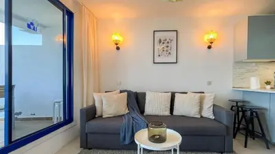 Zona de estar de Sunny Seaview Modern apt - pool and beach access