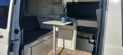 Una cocina o zona de cocina en Autocaravana camper Volkswagen gran canaria 2