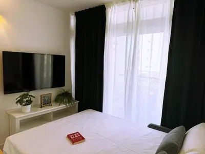 Una televisión o centro de entretenimiento en Chloe Holiday Home