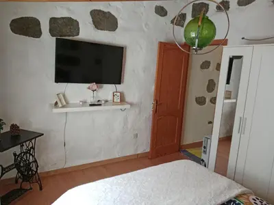 Una televisión o centro de entretenimiento en Sol y campo Javier